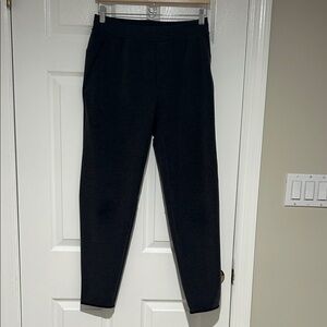 Men’s Black Lulu lemon tapered fit sweat pant.